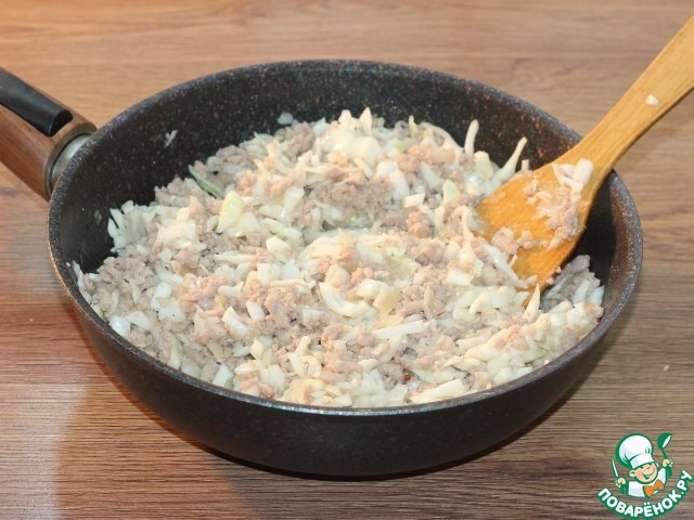 Пироги с мясным фаршем, овощами, соусом