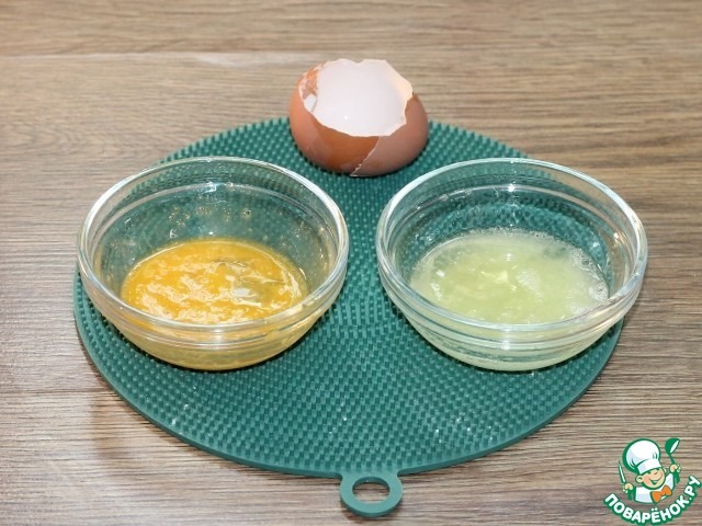 Пироги с мясным фаршем, овощами, соусом