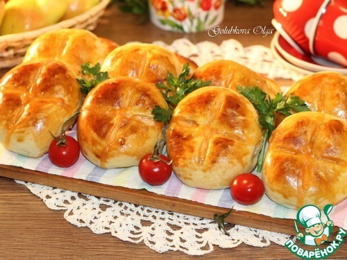 Пироги с мясным фаршем, овощами, соусом