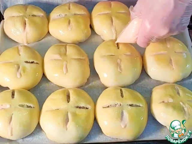Пироги с мясным фаршем, овощами, соусом