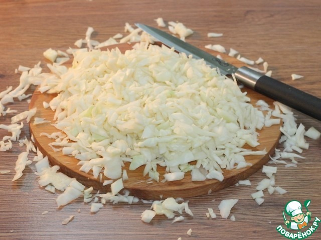 Пироги с мясным фаршем, овощами, соусом