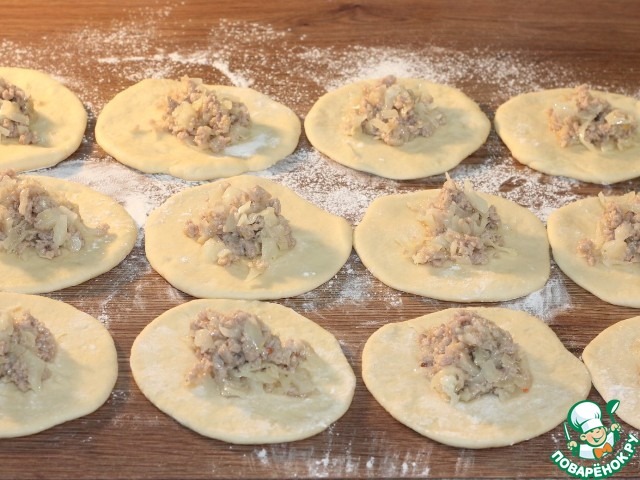Пироги с мясным фаршем, овощами, соусом