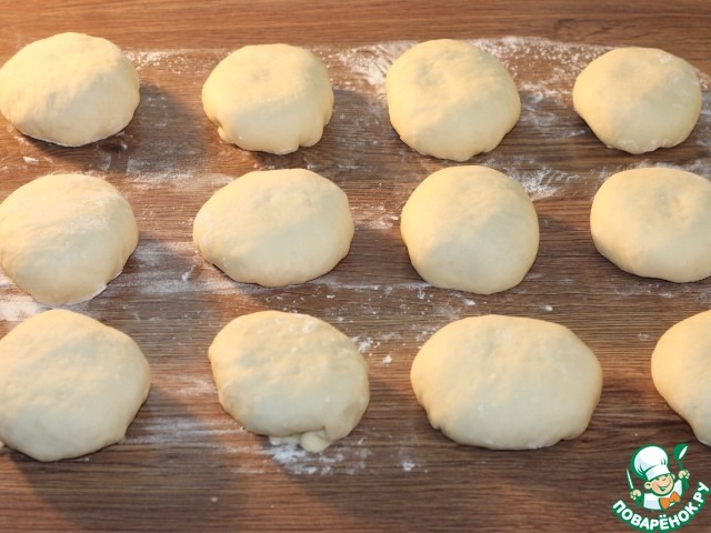 Пироги с мясным фаршем, овощами, соусом