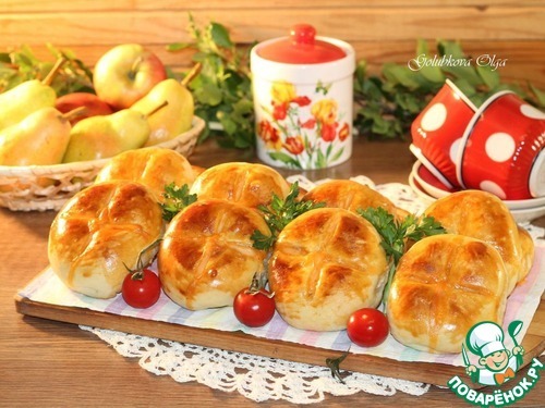 Пироги с мясным фаршем, овощами, соусом