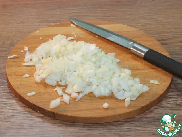 Пироги с мясным фаршем, овощами, соусом