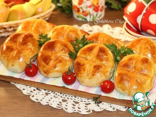 Пироги с мясным фаршем, овощами, соусом