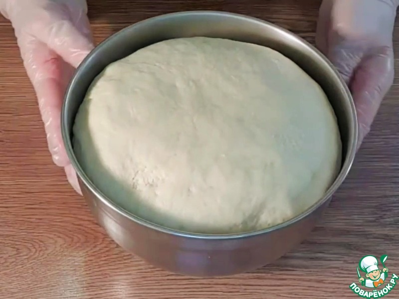 Пироги с мясным фаршем, овощами, соусом