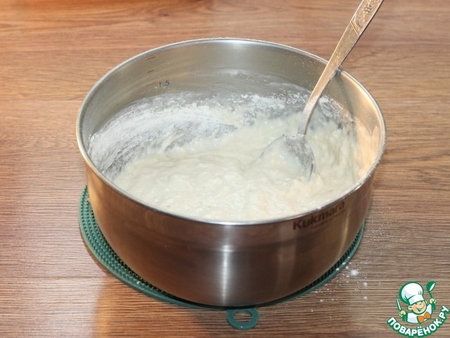 Пироги с мясным фаршем, овощами, соусом