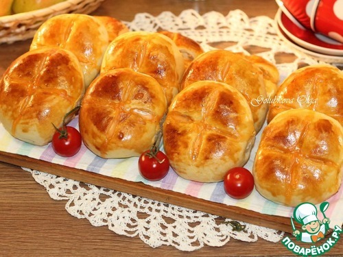 Пироги с мясным фаршем, овощами, соусом