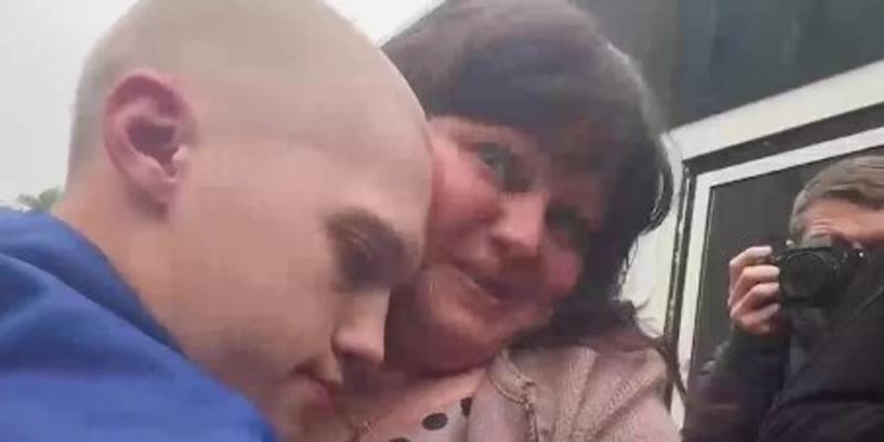 Полиция не стала штрафовать женщину, которая спешила встретить сына из российского плена | ВИДЕО