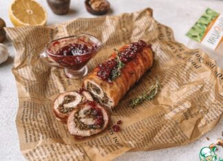 Руладин из индейки под брусничным соусом