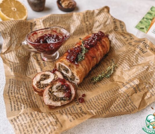 Руладин из индейки под брусничным соусом