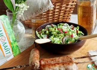 Салат с молодой капустой и редисом