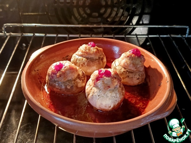 Шампиньоны с купатами и клюквой