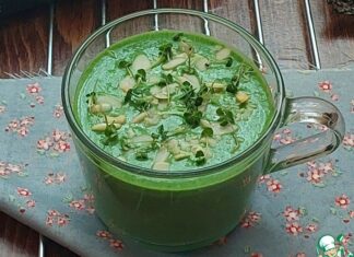 Шпинатный смузи с бананом и кефиром