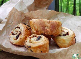 Слойки с ветчиной, изюмом и оливками