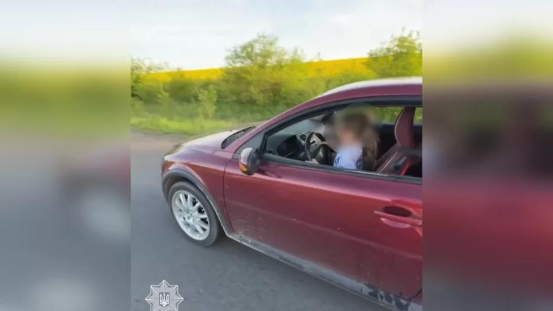 Соцсети возмутило видео, где мужчина усадил за руль авто маленькую дочь. Полиция нашла горе-отца