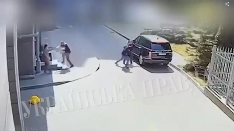 Стерненко рассказал, почему передвигается на бронированном Range Rover