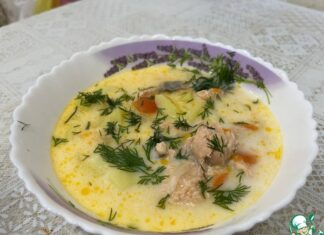 Суп с красной рыбой, томатами и сливками