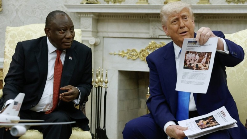 Трамп показал «доказательство» массовых убийств белых фермеров в ЮАР президенту страны. Это оказался снимок из Конго