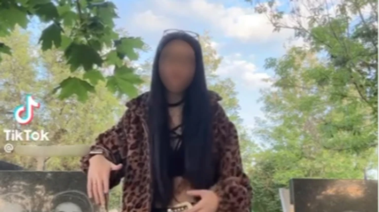 В Днепре 17-летняя девушка танцевала на кладбище под русскую песню для TikTok