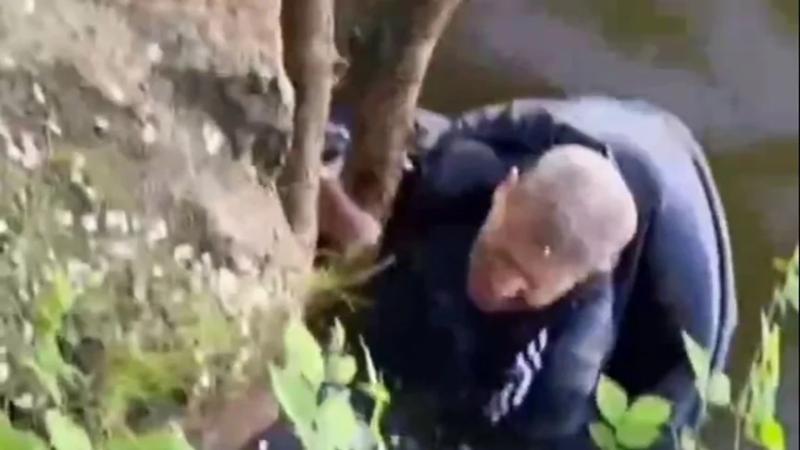 В Днепре подростки снимали на видео мужчину, пока тот тонул в водоеме. Помощь не позвали | ВИДЕО
