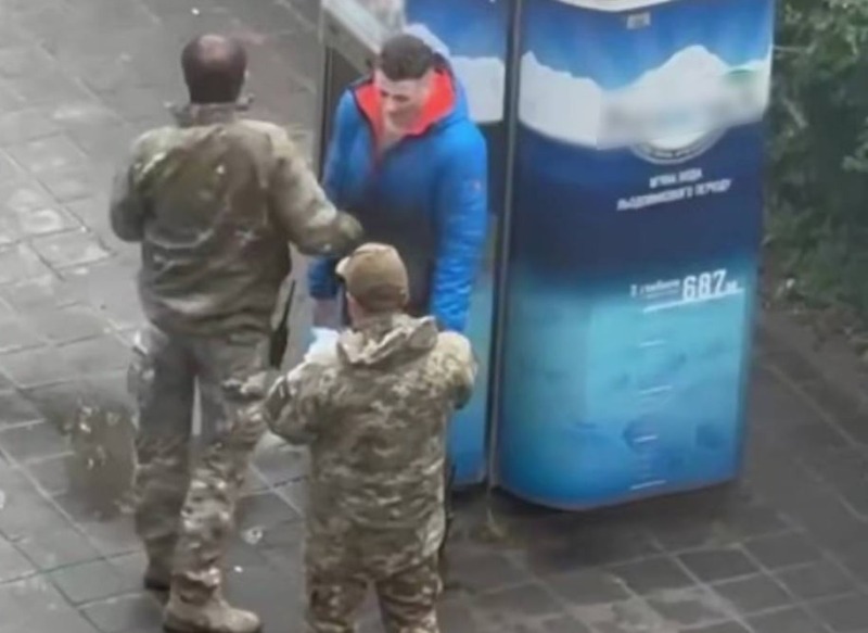 В Харькове работник ТЦК ударил учителя, военному сообщили о подозрении