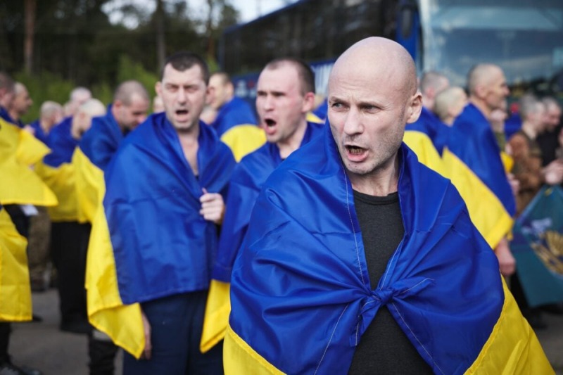 В Украину вернулась первая часть пленных в рамках обмена 1000 на 1000 | ФОТО