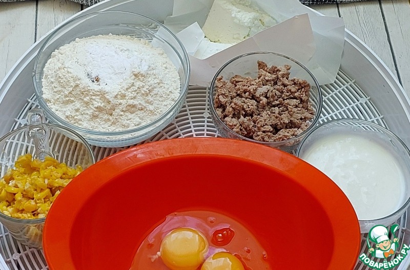 Закусочные маффины с фаршем и кукурузой