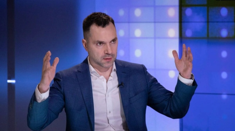 Зеленский ввел санкции против Арестовича и блогера Олешко