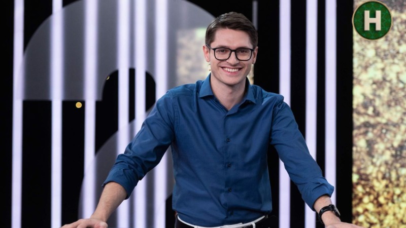 Актер сериала "Голова" шокировал закулисьем дубляжа интимных сцен: "Мы просто облизываем руку"