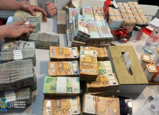 Чиновников разоблачили на масштабной схеме хищения при закупке авто для ВСУ. У них изъяли 105 млн наличными | ФОТО