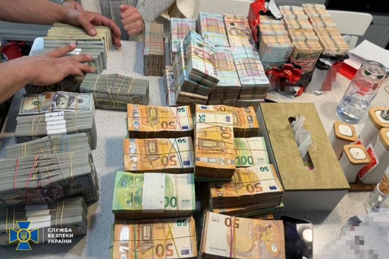 Чиновников разоблачили на масштабной схеме хищения при закупке авто для ВСУ. У них изъяли 105 млн наличными | ФОТО
