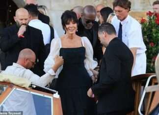 Daily Mail раскрыла, о чем перешептывались звездные гости на свадьбе Безоса