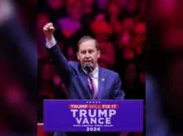 Директора Белого дома по персоналу заподозрили в утаивании российского происхождения. Маск назвал его «змеей»