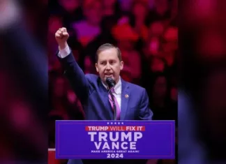 Директора Белого дома по персоналу заподозрили в утаивании российского происхождения. Маск назвал его «змеей»