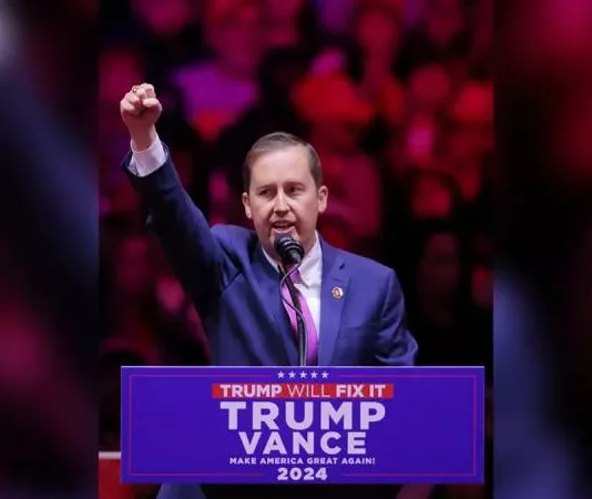 Директора Белого дома по персоналу заподозрили в утаивании российского происхождения. Маск назвал его «змеей»