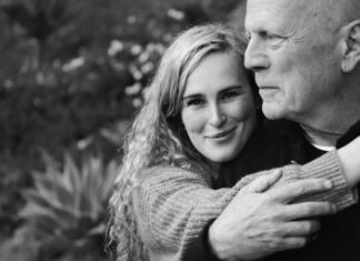 Дочь тяжелобольного Брюса Уиллиса эмоционально обратилась к отцу: «Чувствую сильную боль в груди»