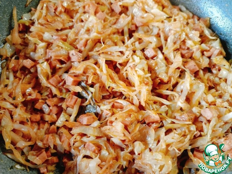Дрожжевой пирог с капустой и сосисками