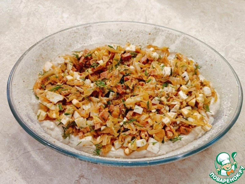 Дрожжевой пирог с капустой и сосисками