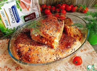 Дрожжевой пирог с капустой и сосисками