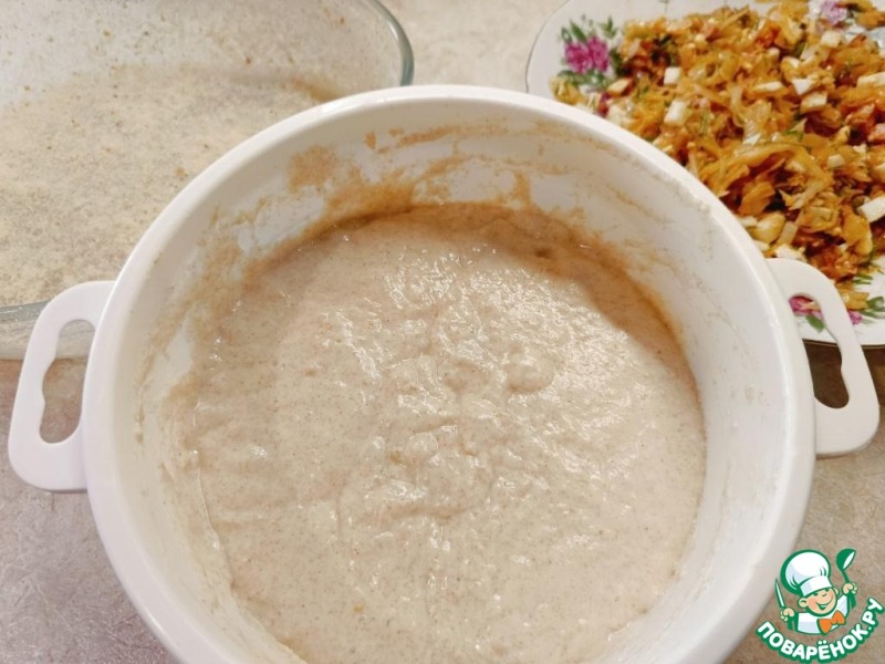 Дрожжевой пирог с капустой и сосисками