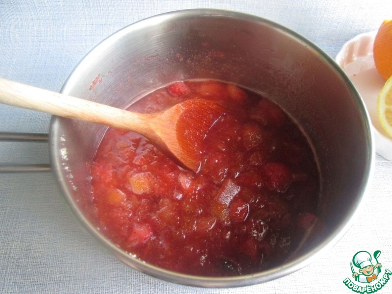Джем из ревеня, клубники и изюма