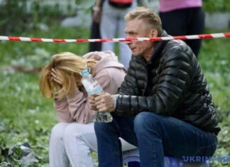 Из-под завалов дома в Киеве достали тело погибшего, которого весь день ждали родители