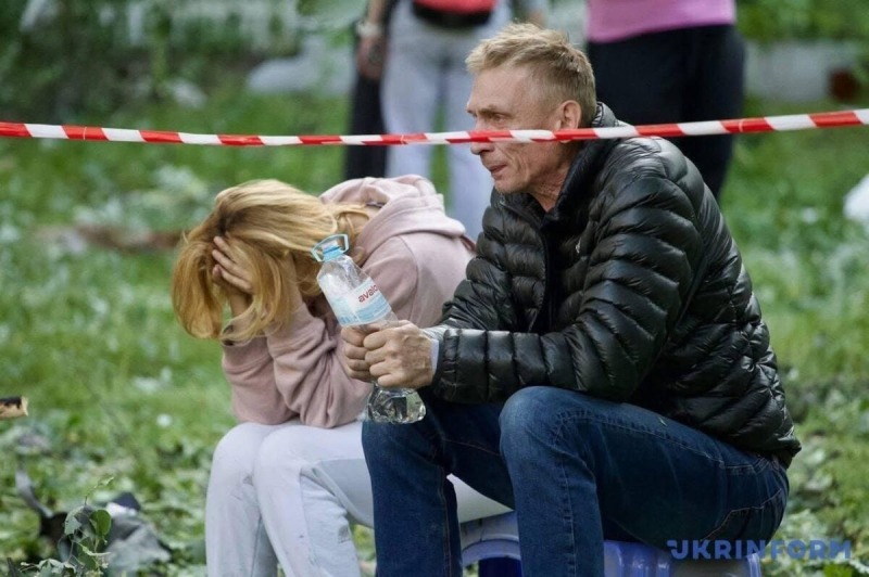 Из-под завалов дома в Киеве достали тело погибшего, которого весь день ждали родители