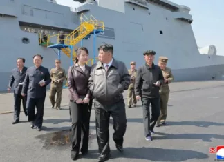 КНДР отправила перевернувшийся эсминец в порт у границы с Россией. Москва может помочь с его ремонтом