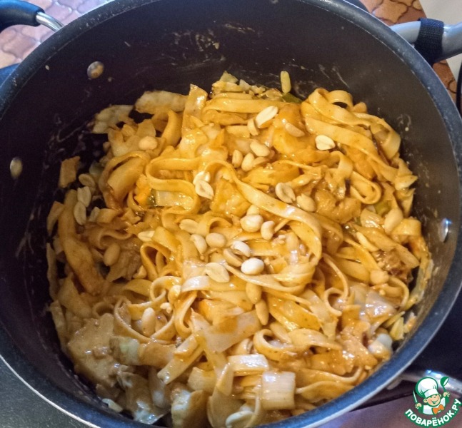 Лапша с арахисовым маслом и кочуджаном