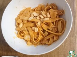 Лапша с арахисовым маслом и кочуджаном
