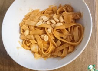 Лапша с арахисовым маслом и кочуджаном