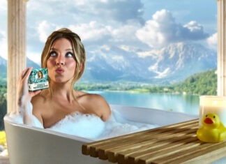 Мыло из воды, в которой мылась Сидни Суини, раскупили за секунды. Теперь его продают по $2000